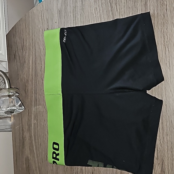 Nike Pros - Picture 2 of 4